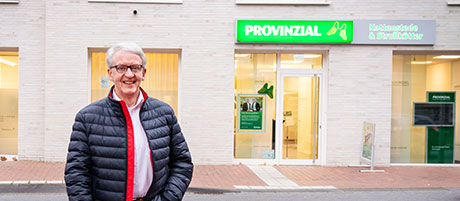 Frank Marquadt vor einer Provinzial-Filiale