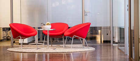 Drei rote Sessel mit Tisch im Büro der SKW