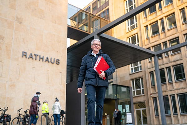 Frank Marquardt vor dem Rathaus