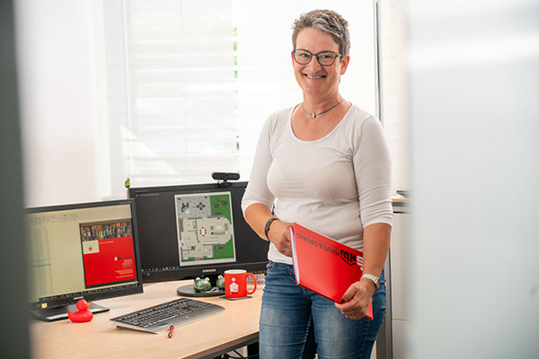 Ulrike van Leeuwen im Büro der SKW