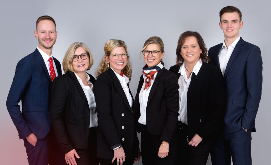 Das Team der SKW und der Sparkasse in schicken schwarzen Anzügen