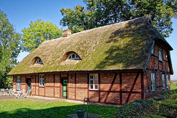 Ein altes Bauernhaus bei Sonnenschein