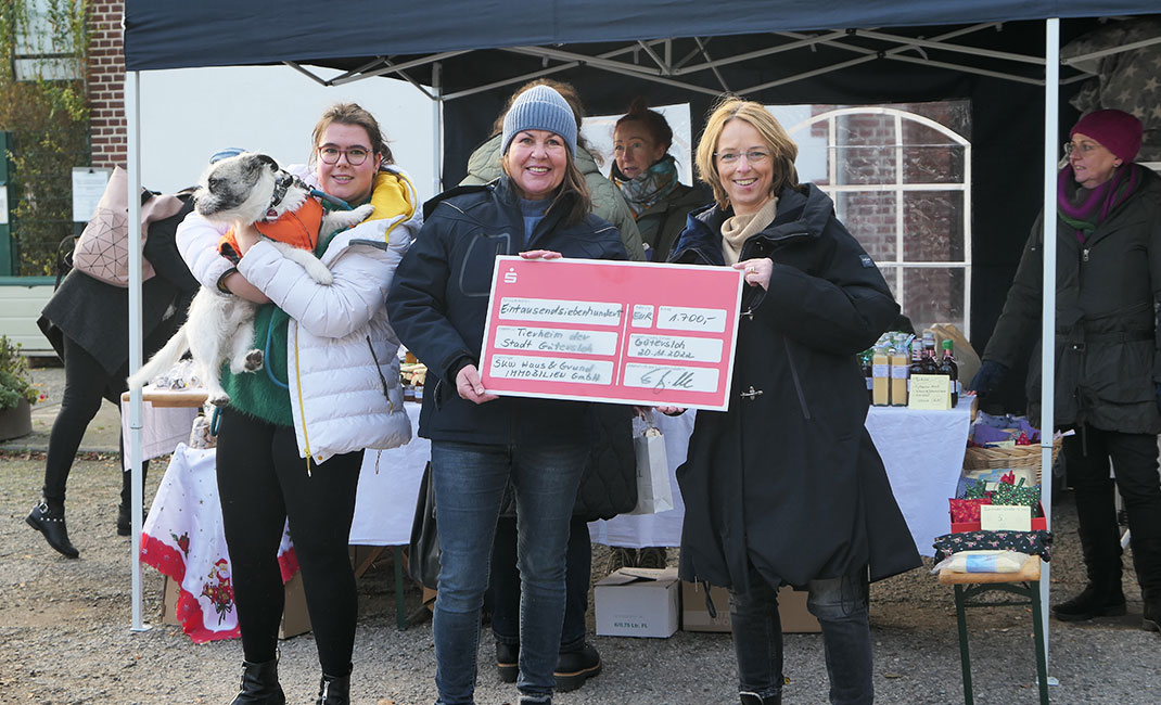 Jackson mit Frauchen Mia Phillips, Petra Kulik & Simone Bille bei der Spendenübergabe