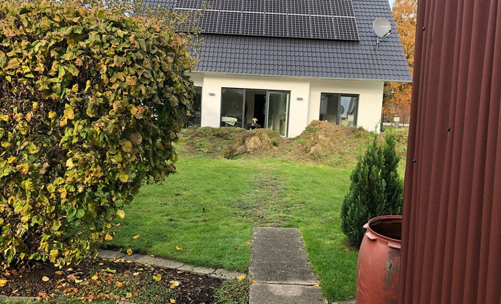 Haus mit Garten und Baum