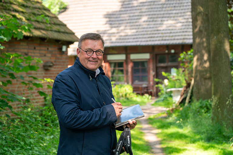 Ansgar Stahl bei der Wertermittlung auf einem Hof