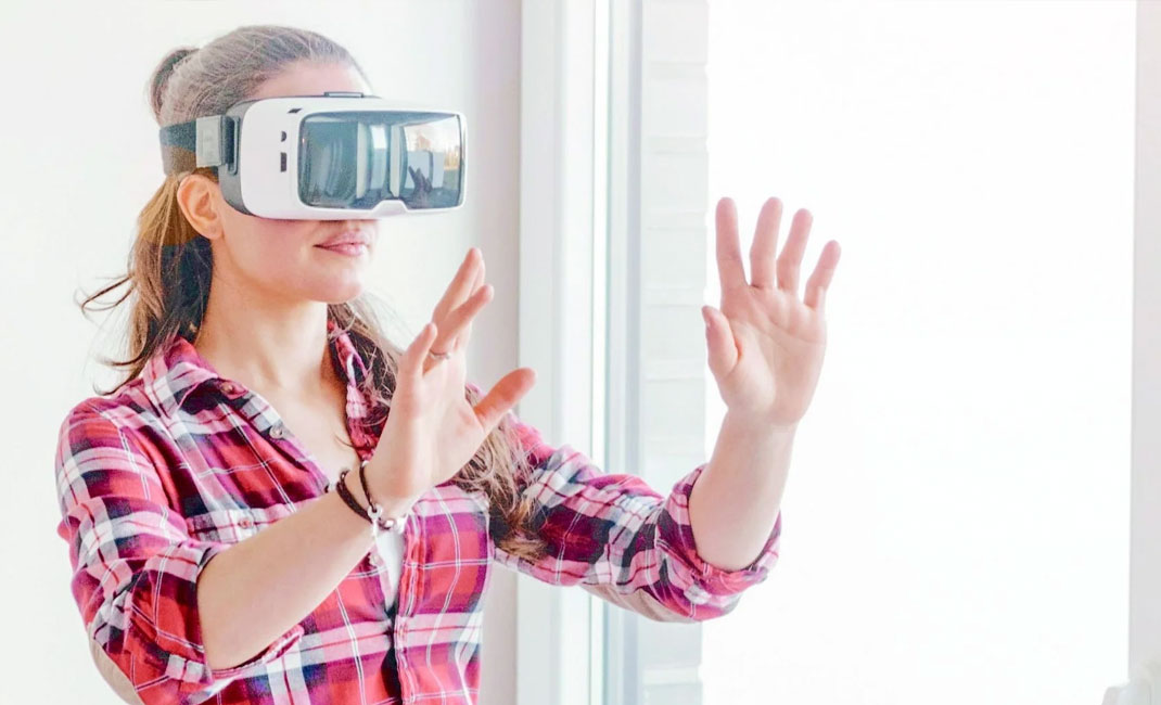 Eine Frau im rotem Karo-Hemd mit 3D-Brille