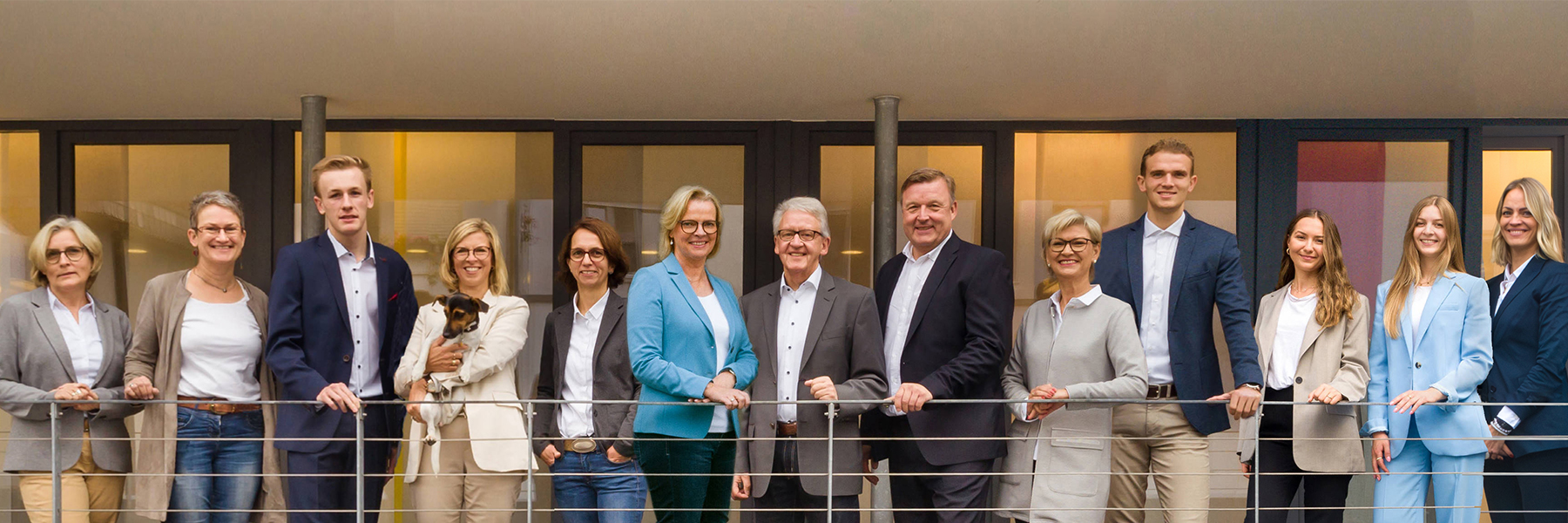 Das Team der SKW auf einem Balkon