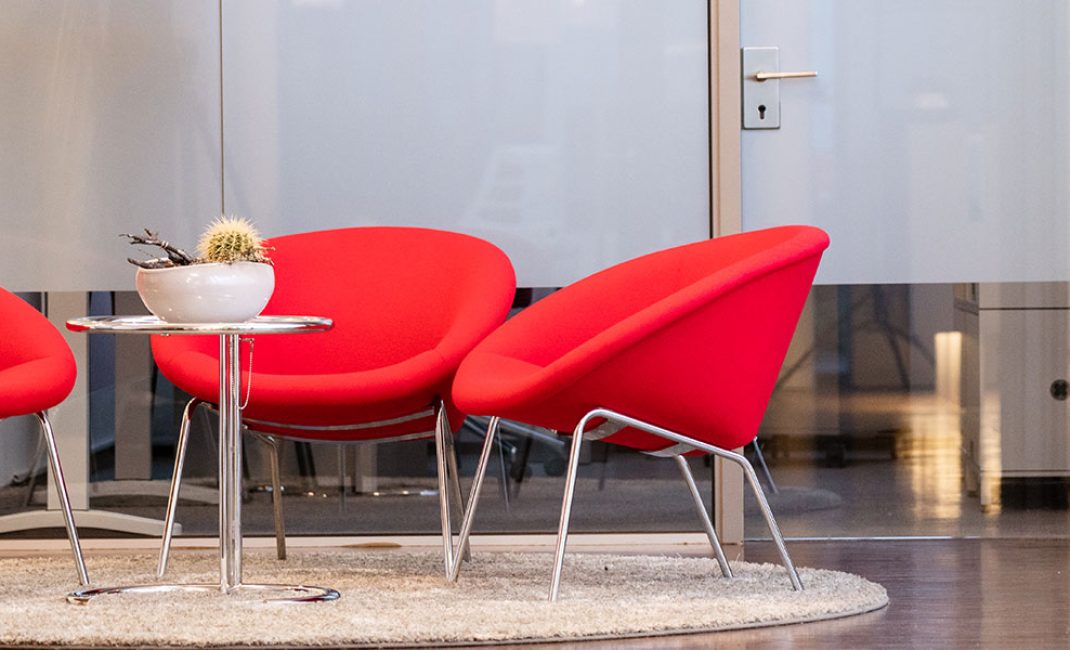 Besprechungsraum mit roten Stühlen
