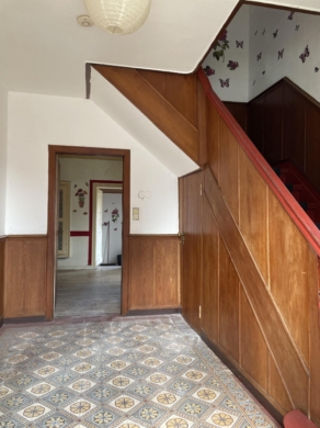stilvolle Holztreppe - Stilvoll ... mit Renovierungsbedarf. *** 4103 G Einfamilienhaus mit Anbau in Rietberg-Neuenkirchen