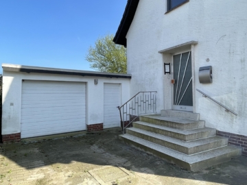 Eingangsansicht mit Garage (neue Haustür ist vorhanden) - Zuhause in beliebter Lage ***4202 G