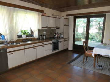 Stadtnah und doch im Grünen!***4081 G Einfamilienhaus in Verl-Bornholte - Küche mit Zugang auf Terrasse