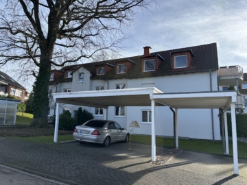 Hausansicht mit Carport - Attraktive Eigentumswohnung in Bielefeld-Quelle***1805 R